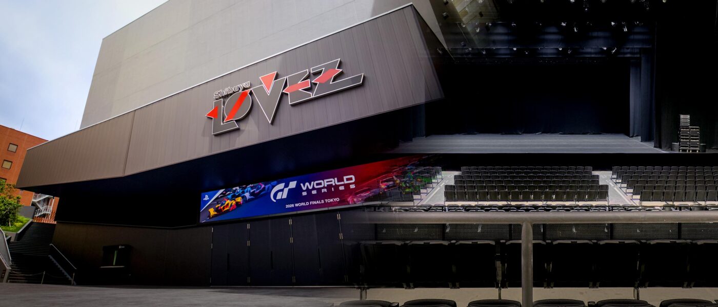 Fachada do Shibuya LOVEZ com painel oficial das World Finals da Gran Turismo World Series 2026 em Tóquio.