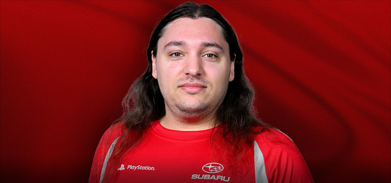 Retrato oficial do piloto Daniel Solis com uniforme da Subaru; ele venceu a Manufacturers Cup em Singapura.