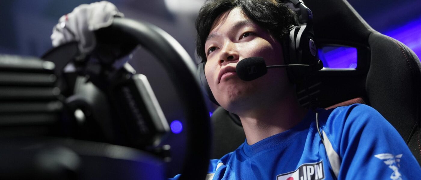 Takuma Miyazono pilota no simulador durante a Nations Cup da Gran Turismo World Series em Singapura.